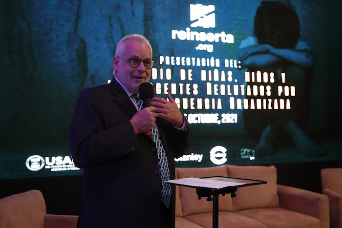 El director de misión de la Agencia de Estados Unidos para el Desarrollo Internacional (USAID) en México, Bruce Abrams, participa durante la presentación del "Estudio de niñas, niños y adolescentes reclutados por la delincuencia organizada", este miércoles en la Ciudad de México.