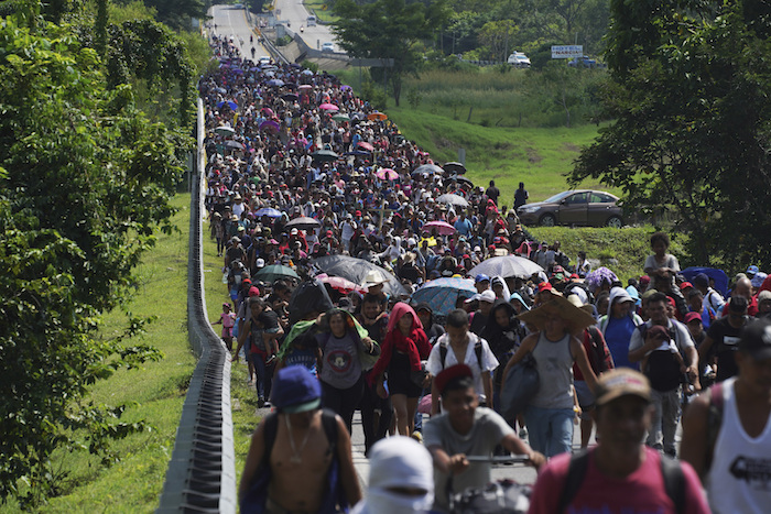 Los migrantes llegan a Villa Comaltitlán, estado de Chiapas, México, el miércoles 27 de octubre de 2021, mientras continúan su viaje a través de México hasta la frontera con Estados Unidos.