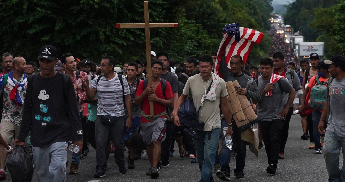 Los migrantes caminan por la carretera hacia el municipio de Escuintla, estado de Chiapas, México, la madrugada del jueves 28 de octubre de 2021, mientras continúan su viaje hacia los estados del norte de México y la frontera con Estados Unidos.