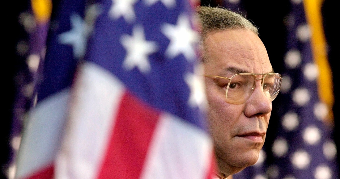 Colin Powell, Secretario de Estado de EU, observa mientras el Presidente Bush da un discurso en el Departamento de Estado en Washington el 15 de febrero de 2001.