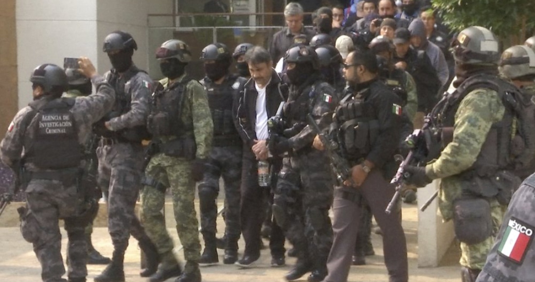 Esta captura de fotograma del video del 2 de mayo de 2017 muestra a Dámaso López, conocido por el apodo de "El Licenciado", escoltado por la policía después de su captura en un edificio de apartamentos de lujo en un importante bulevar de la Ciudad de México.