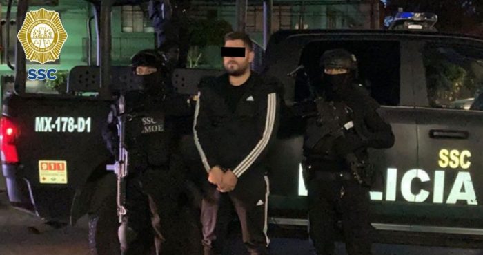 Uno de los detenidos por el ataque a un empresario en el Aeropuerto Internacional de la Ciudad de México (AICM), ocurrido el viernes pasado.