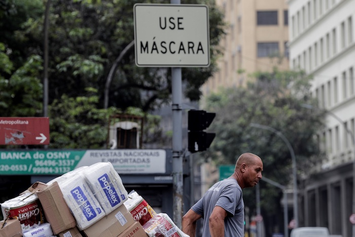 Un Hombre Camina Sin Mascarilla Por Una Calle De Río De Janeiro brasil