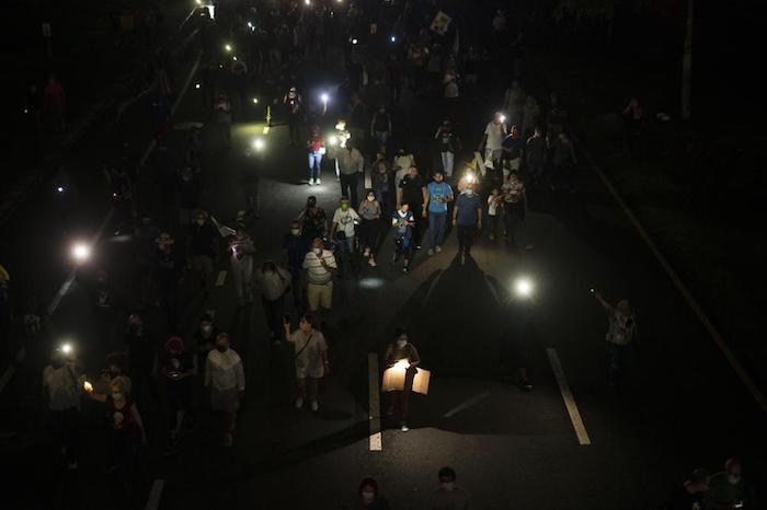 Miles de personas marcharon al atardecer por una de las principales avenidas de la capital, San Juan, bloqueando el tráfico. 