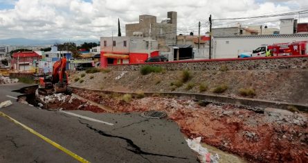 Fotografía cedida hoy cortesía del diario CódigoQro donde se muestra el socavón provocado por las fuertes lluvias en la ciudad de Querétaro.