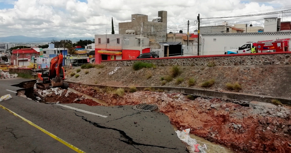 Fotografía cedida hoy cortesía del diario CódigoQro donde se muestra el socavón provocado por las fuertes lluvias en la ciudad de Querétaro.