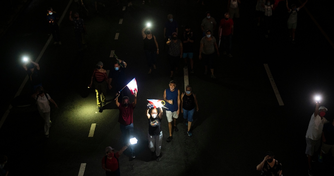 Un grupo de personas marcha por la Avenida Las Américas para protestar contra la compañía eléctrica Luma por los recientes apagones, el viernes 15 de octubre de 2021, en San Juan, Puerto Rico.