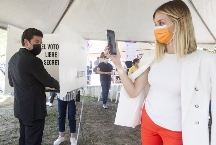 Samuel García, entonces candidato a la gubernatura de Nuevo León, cuando acudió a emitir su voto en el sur de la ciudad, acompañado de su esposa Mariana Rodríguez, quien transmitió en las redes sociales la votación de su esposo.