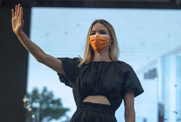 Mariana Rodríguez, esposa de Samuel García, durante la celebración del triunfo del emecista en la Macroplaza, donde se convocó a un evento de música en vivo el 7 de junio.