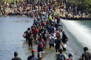 Migrantes Haitianos Usan Una Presa Para Cruzar Hacia Estados Unidos Desde México El Viernes De Septiembre De En Del Río Texas