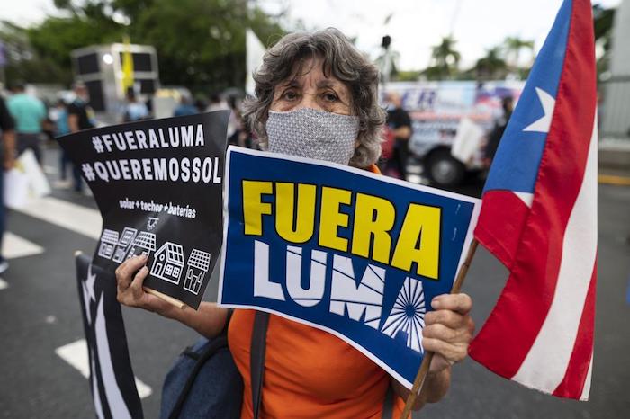 La gente marcha a lo largo de la carretera Las Américas para protestar contra la compañía Luma Energy en San Juan, Puerto Rico, el viernes 15 de octubre de 2021. 