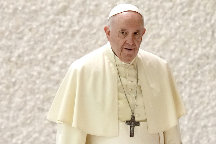 Foto de archivo del 1 de setiembre de 2021 del Papa Francisco arribando a su audiencia general semanal en la Sala Pablo VI en el Vaticano.