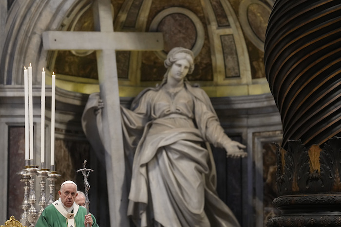 Fotografía de archivo del 10 de octubre de 2021, del Papa Francisco celebrando una misa en la Basílica de San Pedro para la apertura del sínodo de los obispos, en el Vaticano.