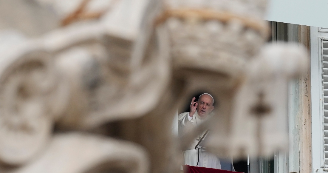 En esta imagen de archivo del domingo 3 de octubre de 2021, el Papa Francisco ofrece su bendición durante la plegaria del Angelus desde la ventana de su estudio con vistas a la Plaza de San Pedro, en el Vaticano.