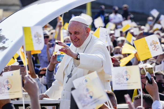 El Papa Francisco saluda a los fieles, que ondean banderas del Vaticano a su llegada en el papamóvil para una misa bizantina en un recinto deportivo de Presov, Eslovaquia, el martes 14 de septiembre de 2021.