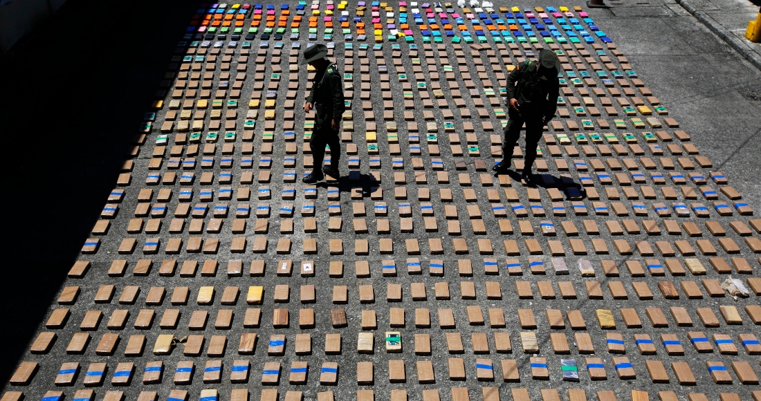 Dos agentes inspeccionan paquetes de cocaína confiscados en Buenaventura, Colombia, el 10 de agosto del 2017. La colaboración de la DEA con las policías de otros países está de nuevo bajo la lupa al comenzar en Miami un juicio contra un oficial colombiano que participaba de ese programa, acusado de colaborar con los narcos.