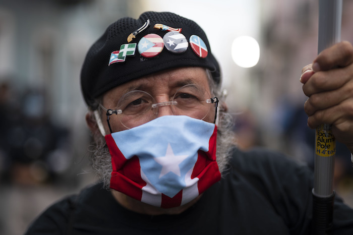 Una persona participa en una protesta en San Juan, Puerto Rico, el viernes 1 de octubre de 2021, contra los constantes apagones selectivos que afectan a la isla debido a la baja generación de electricidad.