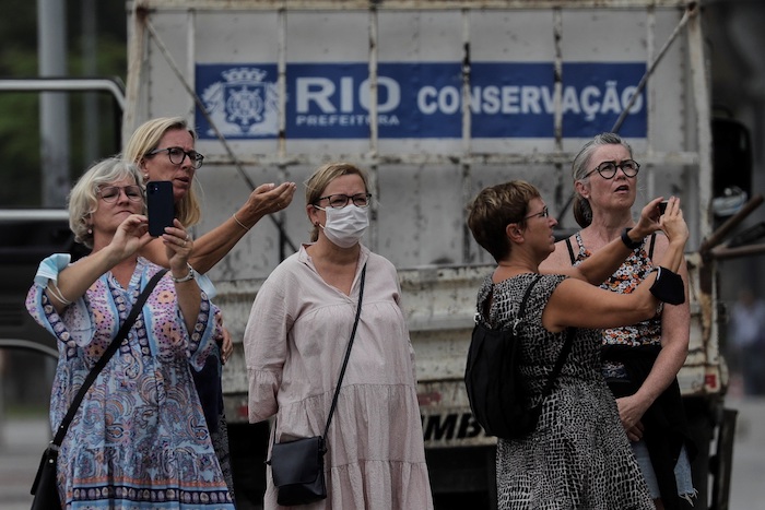 Varias Personas Caminan Sin Mascarilla Por Una Calle De Río De Janeiro brasil