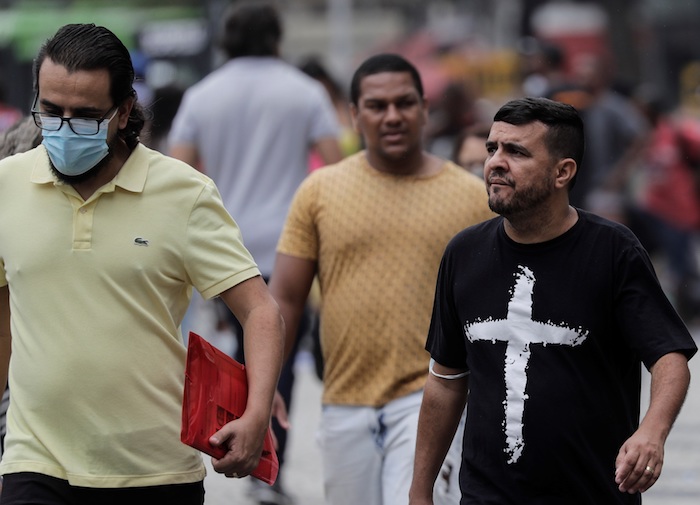 Varias Personas Caminan Sin Mascarilla Por Una Calle De Río De Janeiro brasil