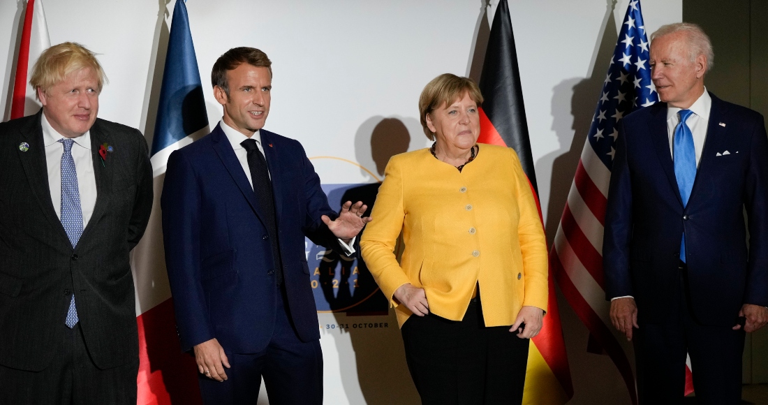 De izquierda a derecha, el Primer Ministro británico, Boris Johnson; el Presidente de Francia, Emmanuel Macron; la Canciller de Alemania, Angela Merkel, y el Presidente de Estados Unidos, Joe Biden, posan para la prensa antes de una reunión en el centro de conferencias de La Nuvola durante una cumbre del G20 en Roma, el sábado 30 de octubre de 2021.