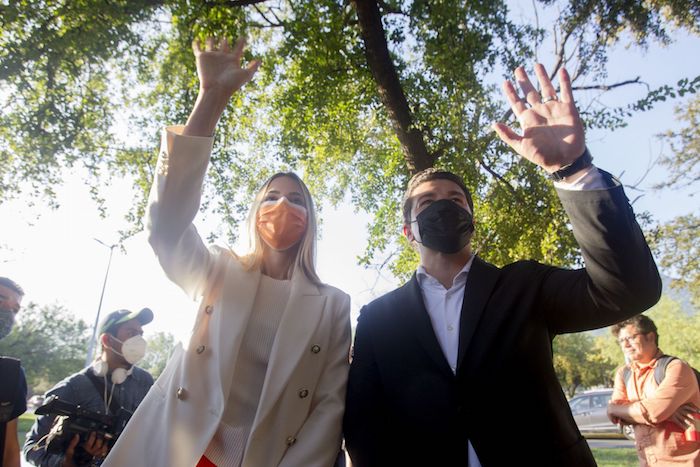 Samuel García, entonces candidato a la gubernatura de Nuevo León por Movimiento Ciudadano, el día que acudió emitir su voto en el sur de la ciudad, acompañado de su esposa Mariana Rodríguez. 