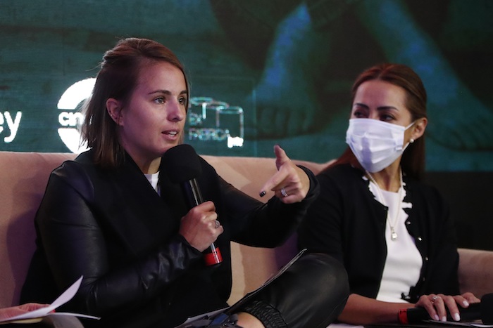 La cofundadora de la organización Reinserta, Saskia Niño de Rivera (i), y la Senadora Josefina Vázquez Mota (d), participan durante la presentación del "Estudio de niñas, niños y adolescentes reclutados por la delincuencia organizada", este miércoles en la Ciudad de México.