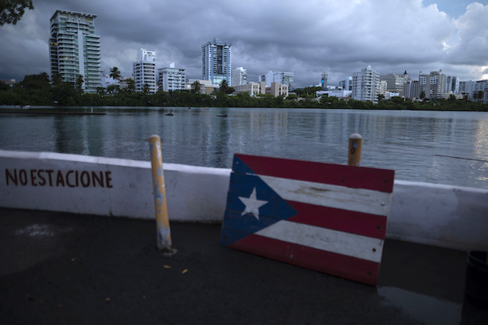 Una tabla de madera con la bandera puertorriqueña en el muelle de la laguna de Condado, donde se han registrado varios apagones en los últimos días, en San Juan, Puerto Rico.