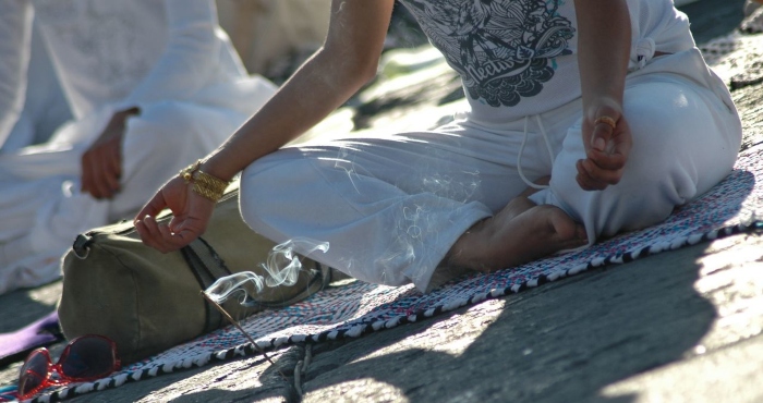 Una Mujer Practica Yoga Durante Una Sesión Al Aire Libre En La Plancha Del Zócalo Capitalino Denominada Meditación Por La Paz