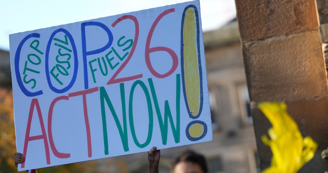 Activistas participan en una protesta por el cambio climático en Glasgow, Escocia, antes del inicio de la COP26, el sábado 30 de octubre de 2021.