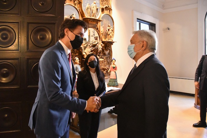 El Presidente de México y el Primer Ministro de Canadá estrecharon sus manos.