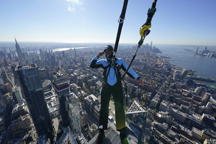 El Guía Jason Johnson Se Inclina Hacia Afuera Desde El Borde De Una Plataforma En La Cima Del Edificio De Hudson Yards El De Noviembre Del Unas Sogas Evitan Su Caída Al Vacío