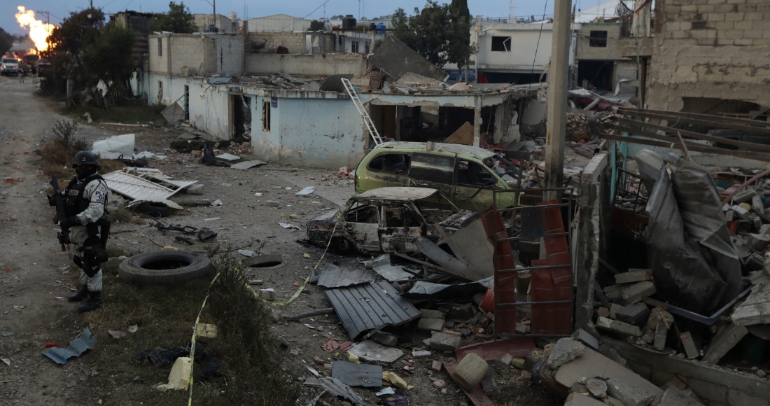 Casas y vehículos están destruidos después de una serie de explosiones en un vecindario en Puebla, México, el domingo 31 de octubre de 2021.