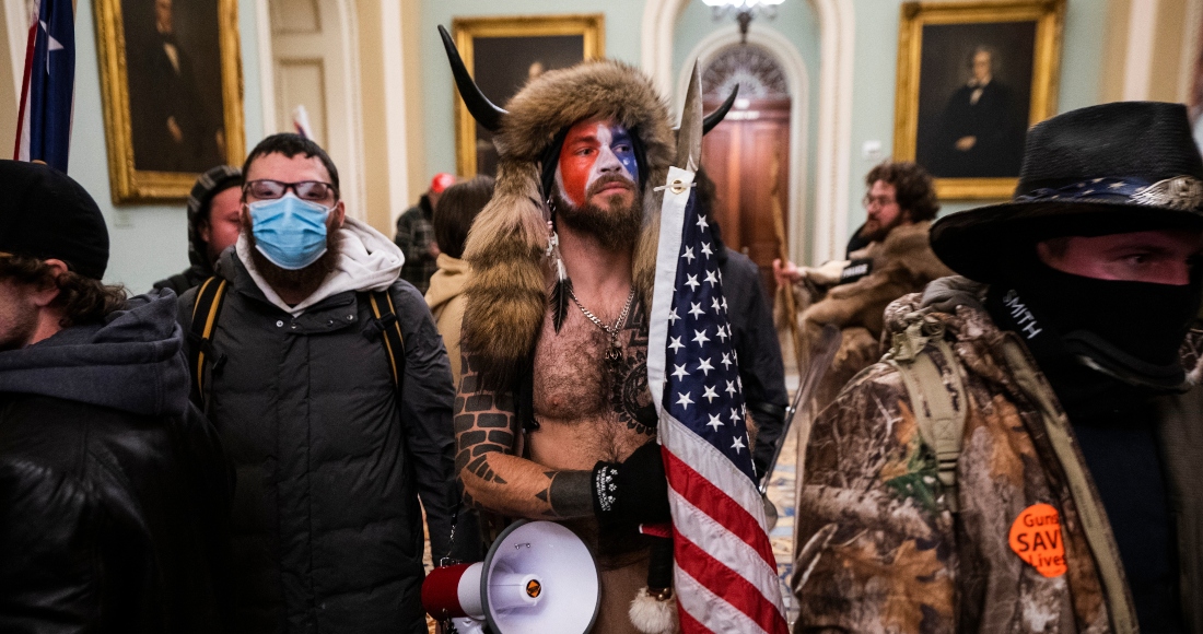 Jacob Chansley, conocido como el "Bisonte de QAnon", participa en la toma del Capitolio de EU, por parte de seguidores del expresidente Donald J. Trump, en una fotografía de archivo.