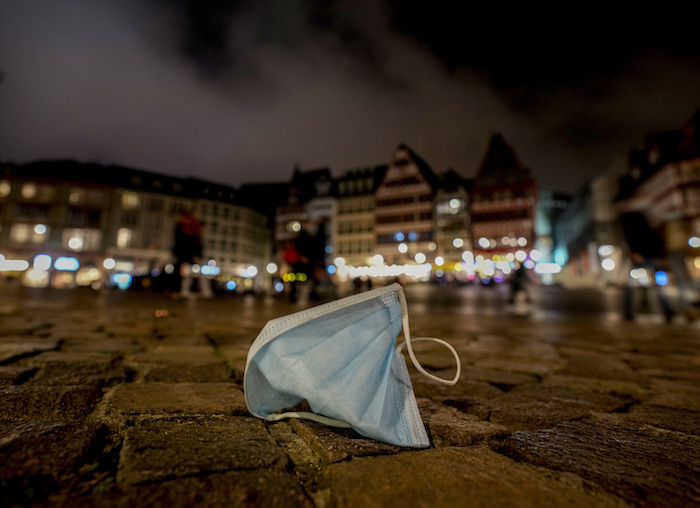 Una mascarilla abandonada en la plaza Roemerberg de Fráncfort, el sábado 6 de noviembre de 2021.