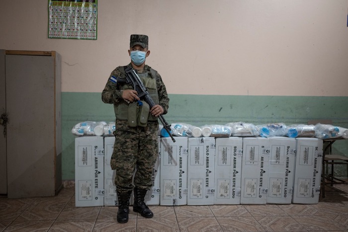 TEGUCIGALPA. – Papelería electoral en el Centro de Educación Básica Esteban Mendoza, uno de los centros de votación de la capital de Honduras.