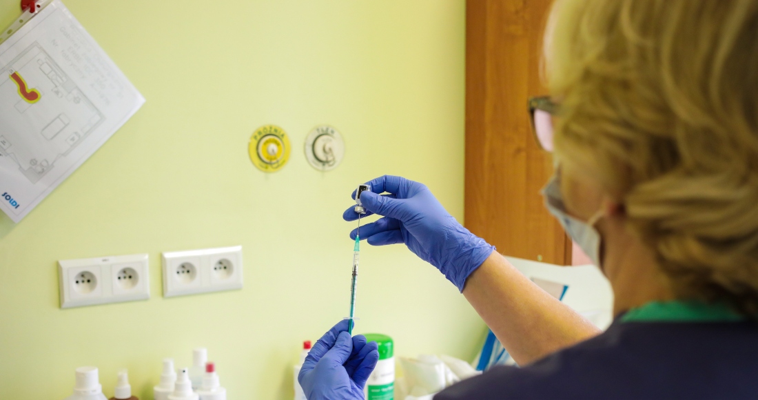 Una enfermera se prepara para administrar una dosis de la vacuna contra la COVID-19 en el Hospital muncipal de Poznan, Polonia, en una imagen de archivo.