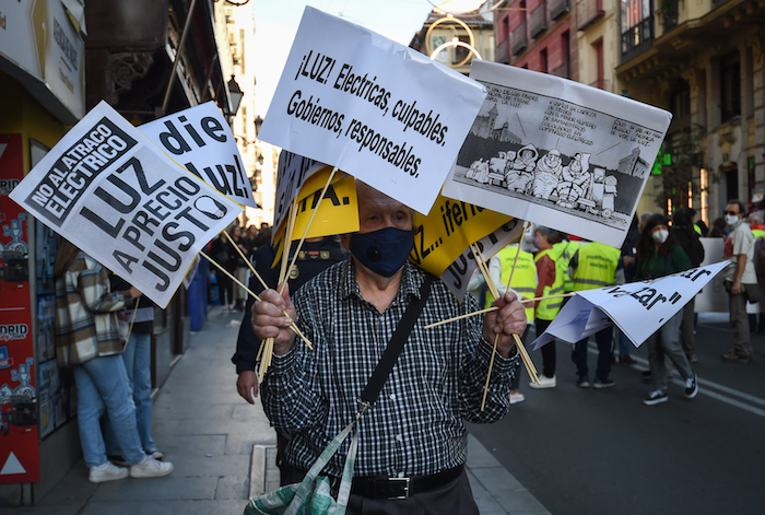 Varias personas con carteles sobre la luz durante una manifestación para denunciar la subida de los precios de la luz y el gas y pedir responsabilidad al Gobierno, en la Plaza de la Villa, a 28 de octubre de 2021, en Madrid (España).