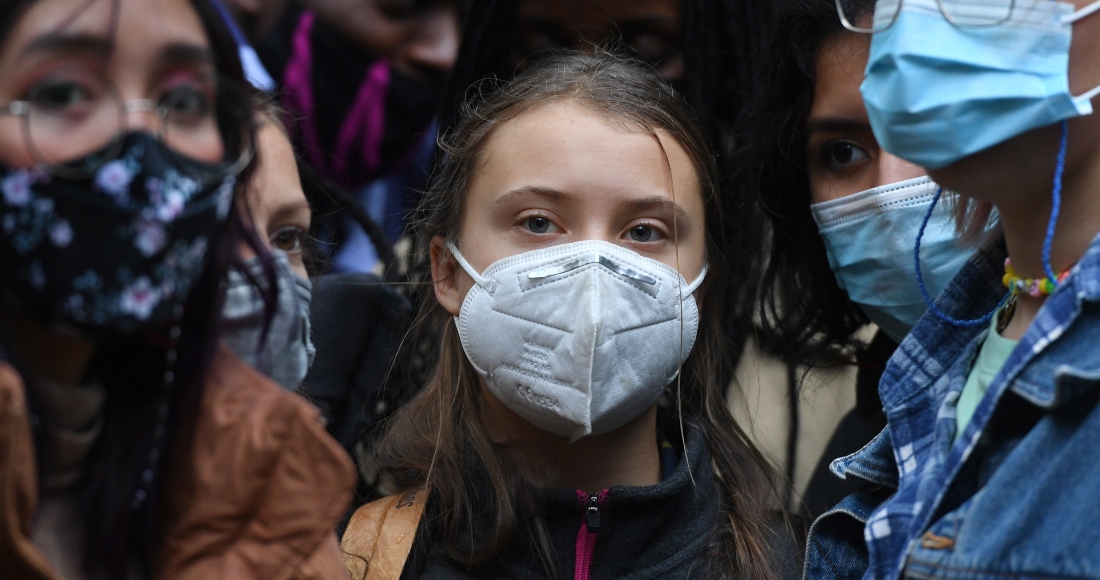 La activista ambiental sueca Greta Thunberg (C) asiste a una manifestación en la City de Londres, Gran Bretaña, el pasado 29 de octubre.