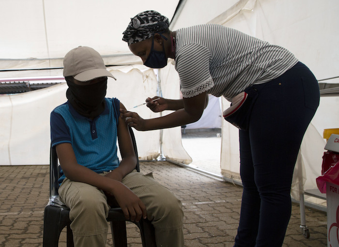 Un Hombre Recibe Una Dosis De Una Vacuna Contra La Covid En Un Centro En Soweto El Lunes De Noviembre De