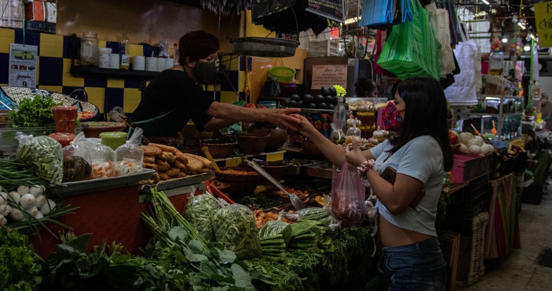 Una mujer compra en un mercado.