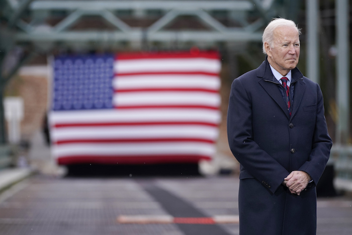 El Presidente estadounidense Joe Biden espera para hablar durante una visita al puente NH 175 sobre el río Pemigewasset para promover gastos en infraestructura el 16 de noviembre del 2021 en Woodstock, Nueva Hampshire.