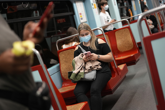 Una mujer usa su celular en un tren del metro en Lisboa el 22 de octubre del 2021.