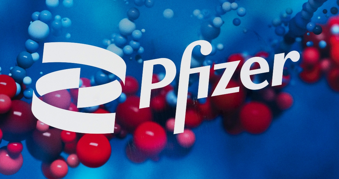 El logo de Pfizer aparece en la sede de la compañía en Nueva York, el 5 de febrero de 2021.