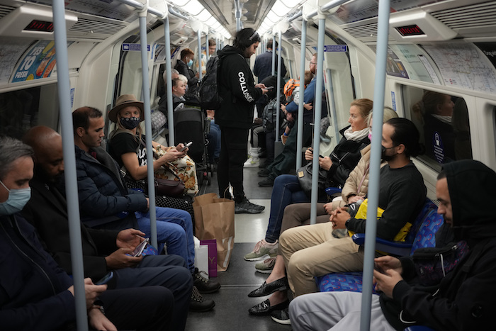 Londinenses viajan en el "undreground", el tren subterráneo, el 20 de octubre del 2021.