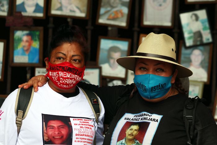 Una madre de un joven desaparecido en Veracruz posa para una foto a lado de una buscadora de Sonora.