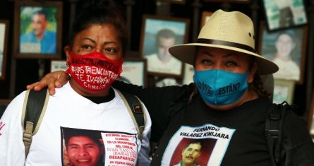 Una madre de un joven desaparecido en Veracruz posa para una foto a lado de una buscadora de Sonora.