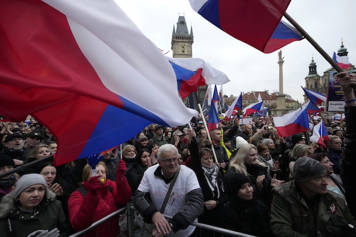 Manifestantes se congregan para protestar contra las restricciones impuestas por el Gobierno para frenar la propagación de la COVID-19, en Praga, República Checa, el miércoles 17 de noviembre de 2021.