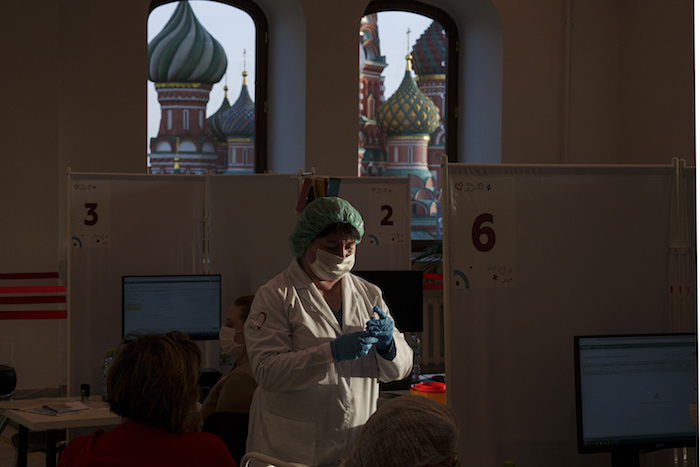 Una trabajadora médica prepara una vacuna contra la COVID-19 de Sputnik Lite de Rusia en un centro de vacunación en el GUM, la tienda del Departamento de Estado, en la Plaza Roja en Moscú, Rusia, el 26 de octubre de 2021.