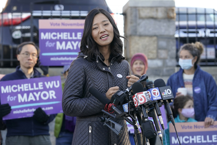 Antes De Que Ganara La Contienda Electoral La Candidata a La Alcaldía De Boston Michelle Wu Hace Declaraciones a La Prensa Una Vez Que Acudió a Las Urnas En Un Centro De Votación En El Vecindario De Roslindale En La Ciudad El Martes De Noviembre De