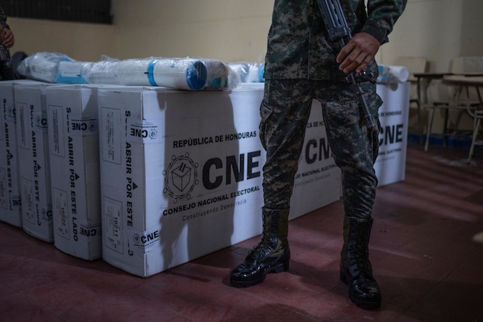 TEGUCIGALPA. – Papelería electoral en el Centro de Educación Básica Esteban Mendoza, uno de los centros de votación de la capital de Honduras.